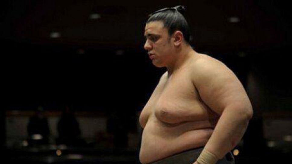 Аоияма допусна шеста загуба на турнира по сумо във Фукуока