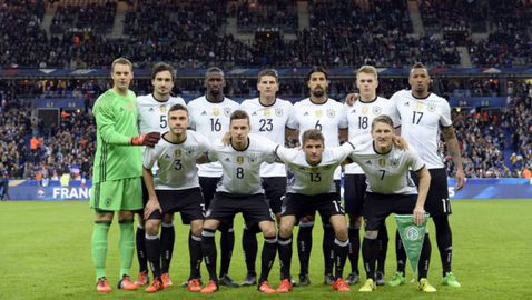 Световните шампиони в съблекалнята на "Стад дьо Франс" до сутринта