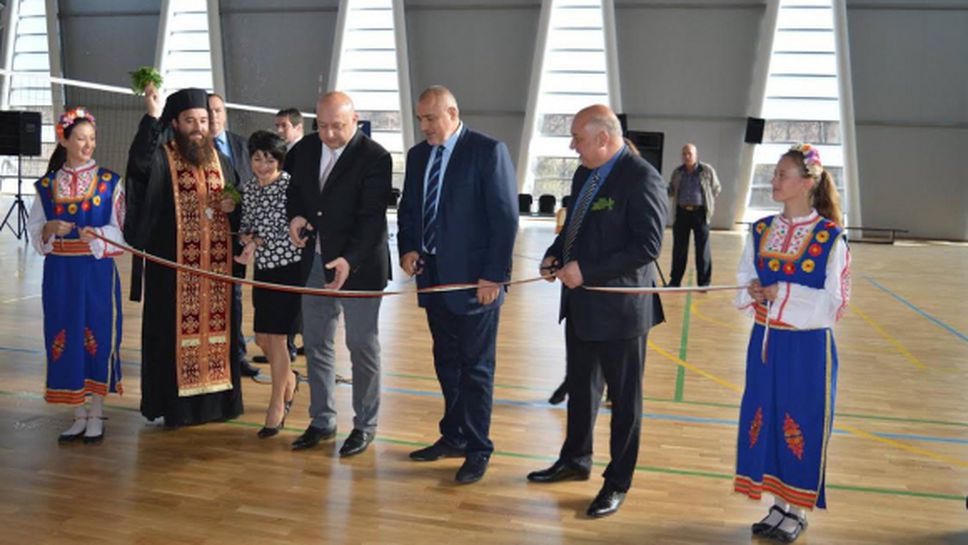 (АРХИВ) Бойко Борисов откри зала за 5.8 милиона във Вършец