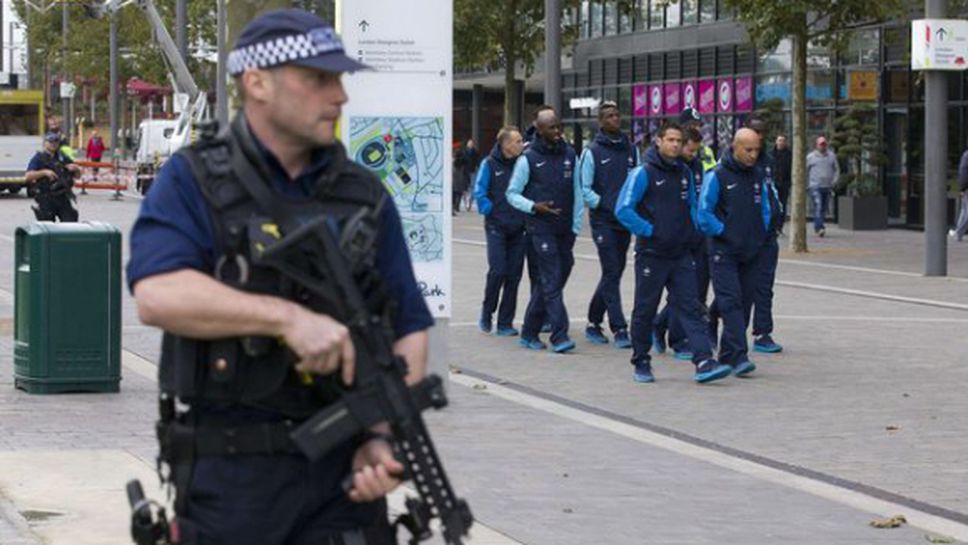 Полицаи с тежко въоръжение охраняват френските национали на "Уембли" (снимки)