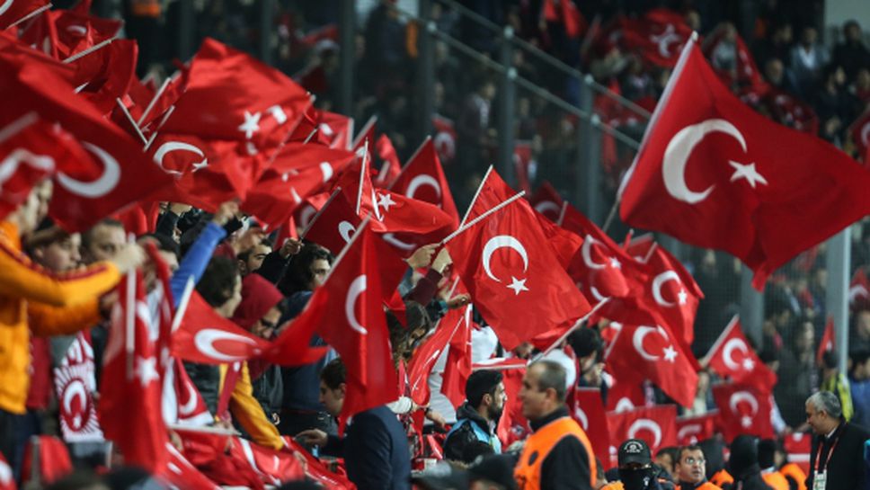 Ето защо бе освиркана минутата мълчание в Истанбул и какво скандират турските фенове