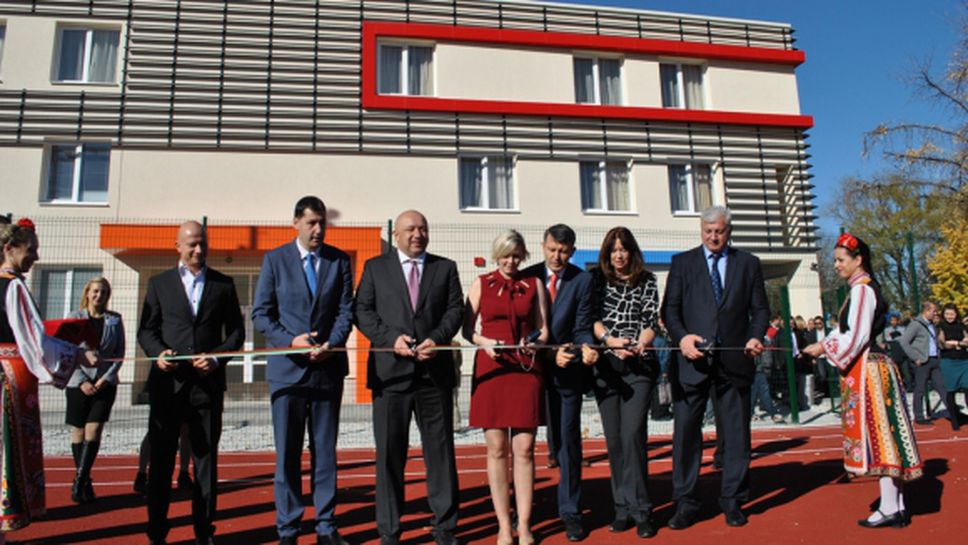 Министър Кралев откри младежки център за 3 млн. лева в Пловдив