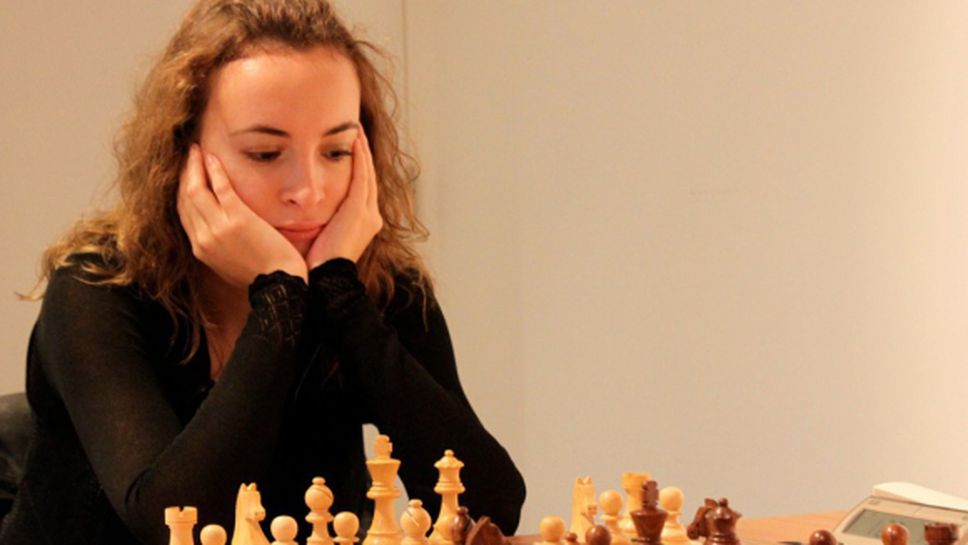 Антоанета Стефанова игра едновременно с 20 млади шахматистки в Ниш