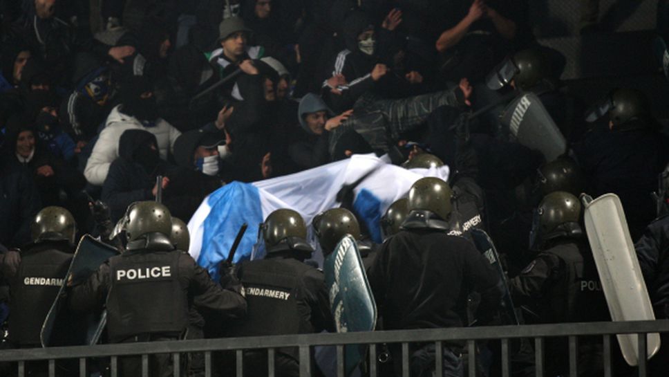 Бой между полицията и фенове на Левски, "сините" ултраси чупят прозорци (видео)