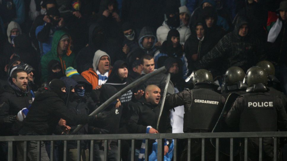 Феновете на Левски скочиха: Милицията, нямате ли срам? БФС, а вие?