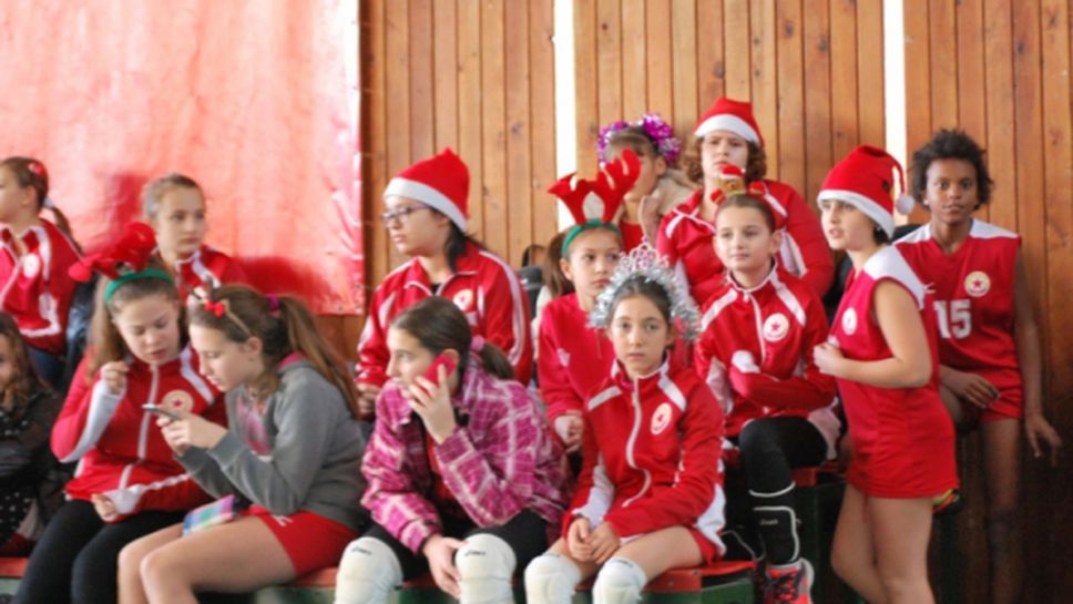 Те също са деца на София, и играят волейбол...