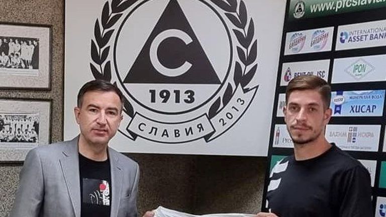 обяви привличането на защитника Константин Чешмеджиев който пристига от шампиона