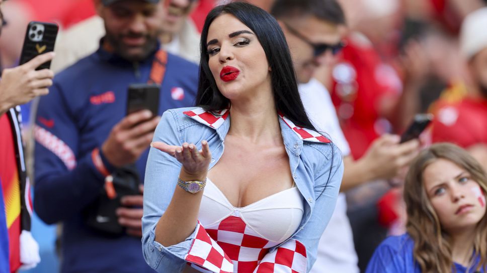 Музата на Хърватия пак пръска сексапил на стадиона