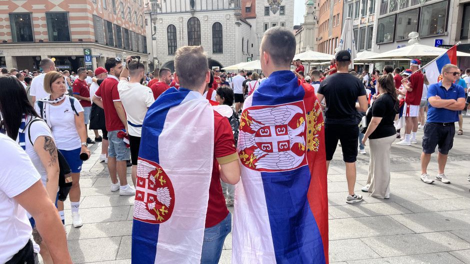 Сърби и словенци са забравили лошите чувства от войната, веселят се заедно преди мача в Мюнхен