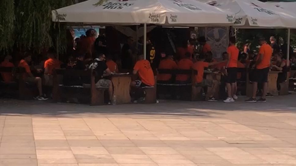 Феновете на АПОЕЛ (Никозия) окупираха кафетата около националния стадион