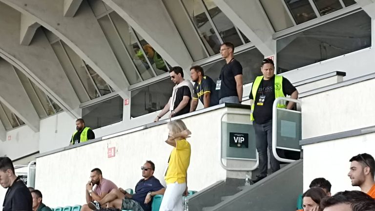 Собственикът на Ботев (Пловдив) облече фланелка на отбора за мача с АПОЕЛ