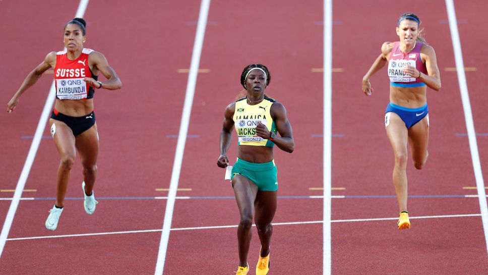 Шерика Джаксън най-бърза преди финала на 200 м, пет бягаха под 22 секунди в полуфиналите