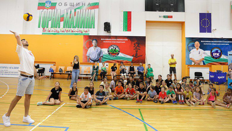 Активно лято със Стефан Чавдаров: летни усмивки и волейболни уроци