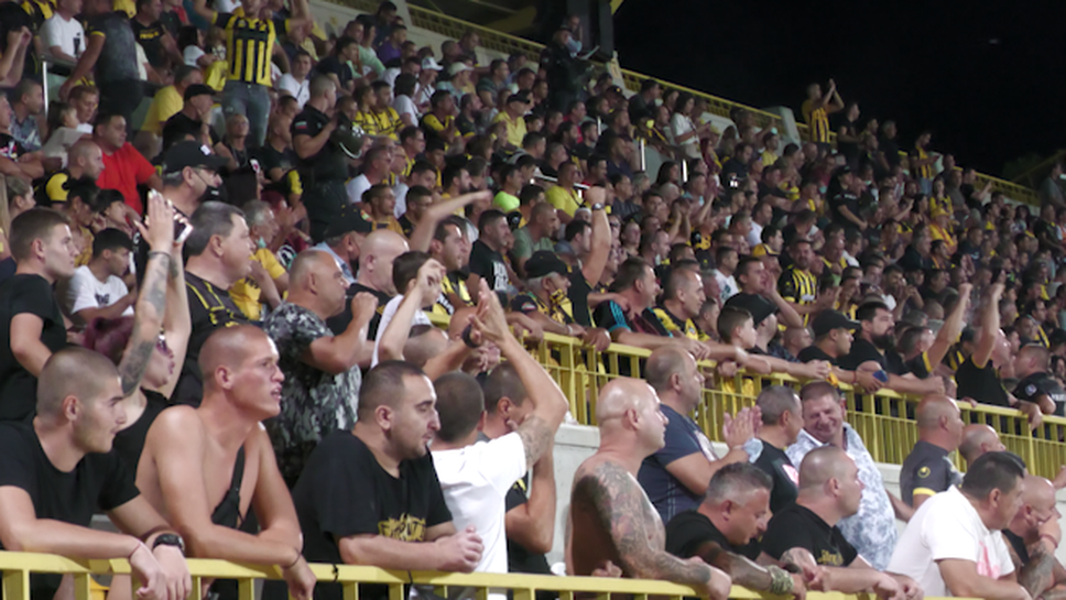 "Бултрасите" изпълниха трибуните на "Коматево" срещу Левски