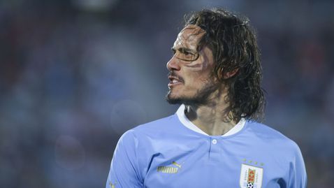  Валенсия договаря с Единсон Кавани 