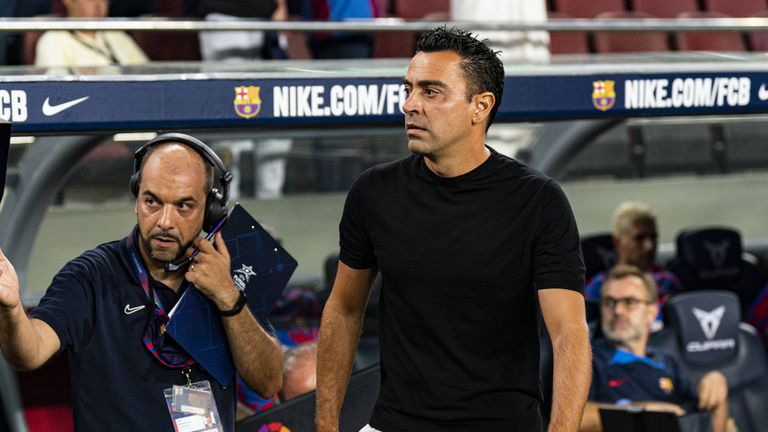 Старши треньорът на Барселона Чави Ернандес е недоволен че трябва