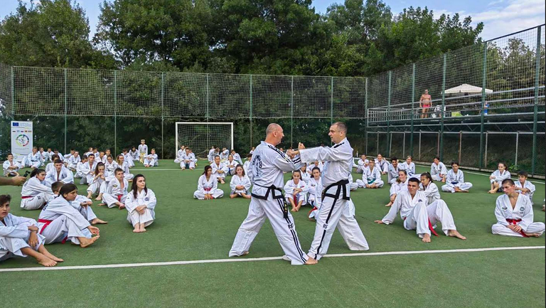 Иновативна онлайн платформа с мобилно приложение на която тийнейджъри техните