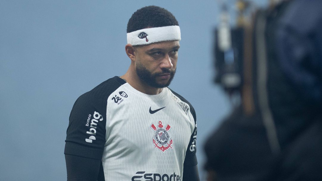 Мемфис Депай чака сериозна сума от Коринтианс, отношенията му с бразилския клуб са лоши