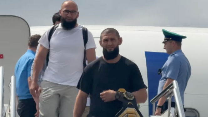 Чимаев връчи шампионския си пояс на Рамзан Кадиров при завръщането си в Чечня