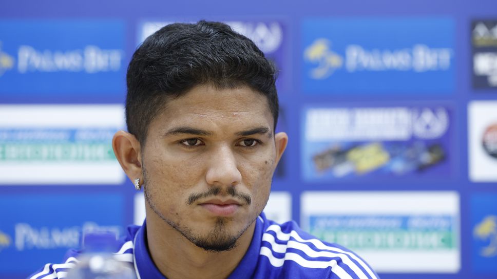 Нападателят на Левски Евертон Бала застана до старши треньора Хулио