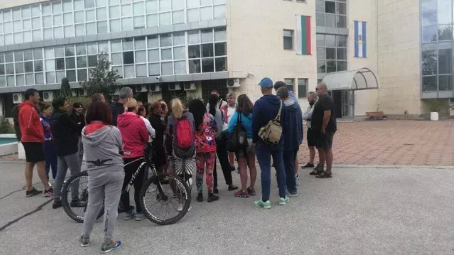 Родители и треньори протестираха заради претоварения басейн "Младост" в Пловдив