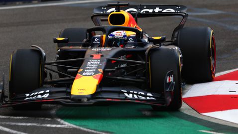  Верстапен завоюва щурата подготовка в Баку пред Сайнц и Лоусън 