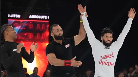  Царукян приспа някогашен първенец на UFC и завоюва още един граплинг дуел 