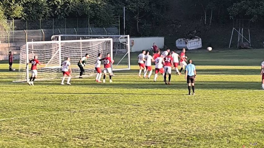 Победа изкачи Локо (Мездра) на върха, Ком оспорват головете на съперника