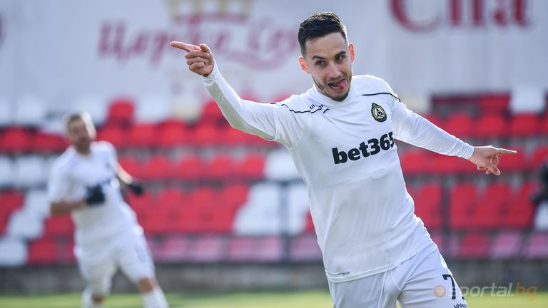  Емил Стоев е пред завръщане в Славия след претърпяна интервенция 