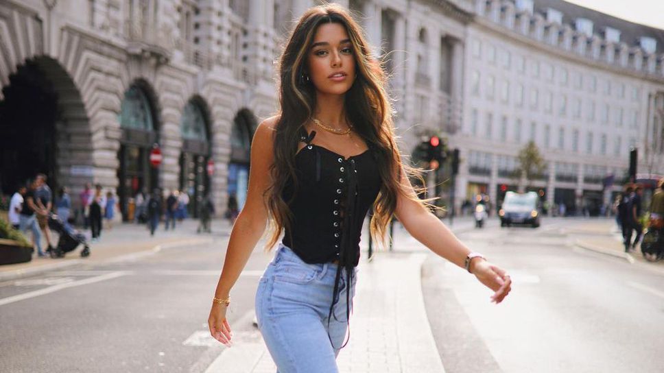 Футболно гадже "пали" фантазиите със секси снимки