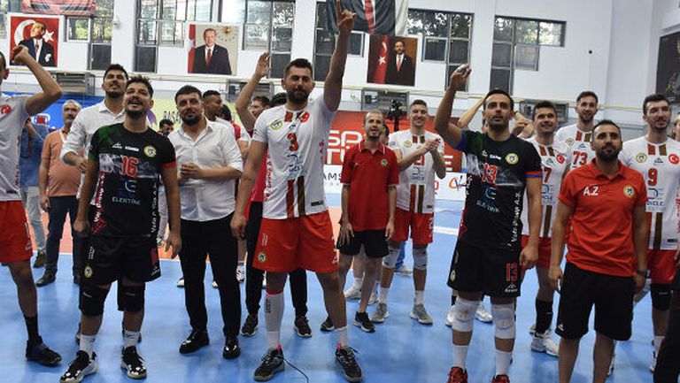 Волейболният национал Светослав Иванов и неговият Джизре Беледийе прекъснаха черната