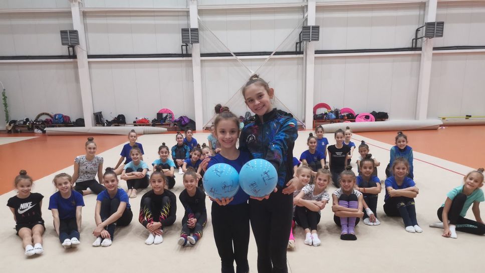 За топки с автограф на световните шампионки от ансамбъл 2022 ще се борят състезателките от звено “Бъдещи звезди”