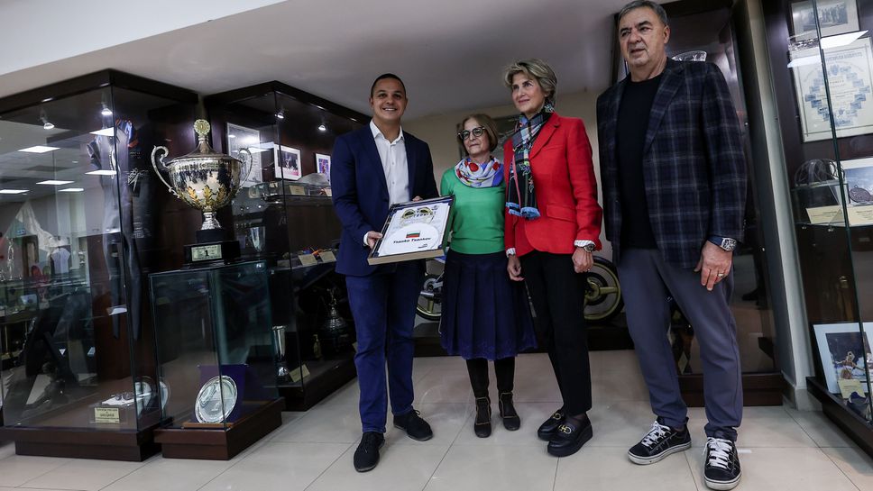 Цанко Цанков дарява атрибути в музея на спорта