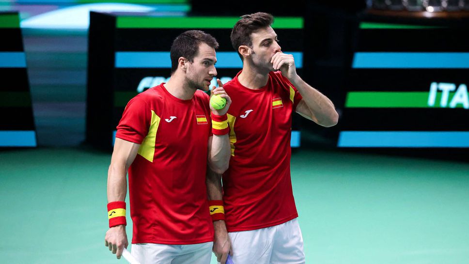 Шесткратният шампион Испания се класира за полуфиналите в турнира за