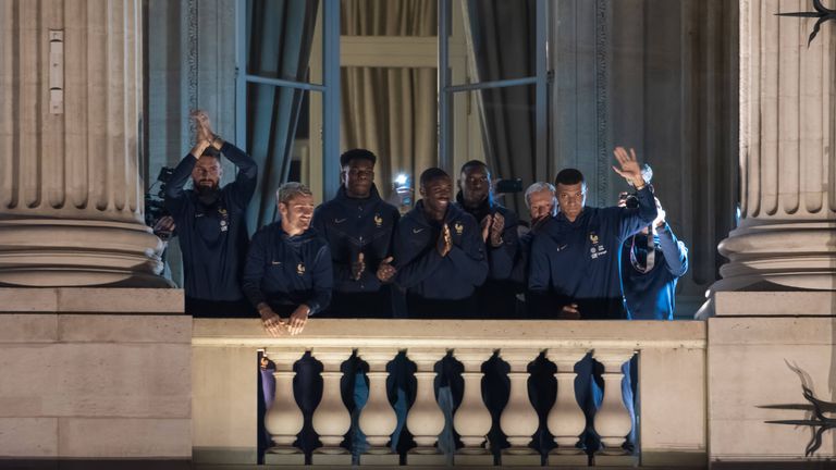 Френският национален отбор благодари на феновете след като тимът се