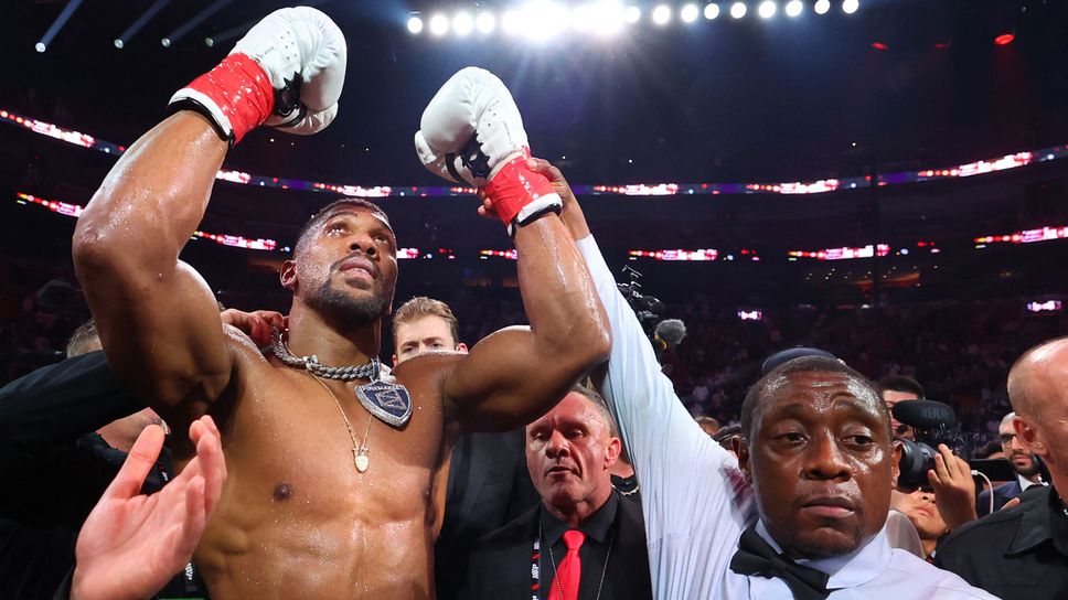 Безпощаден Джошуа приключи Пол за шест рунда и го нокаутира