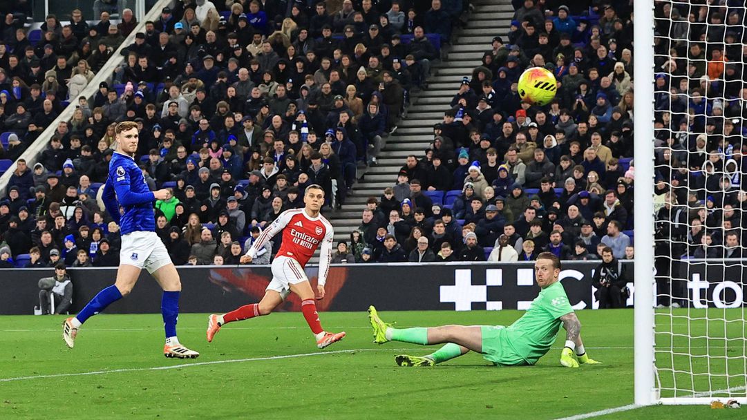 Арсенал се върна на върха след минимален успех над Евертън