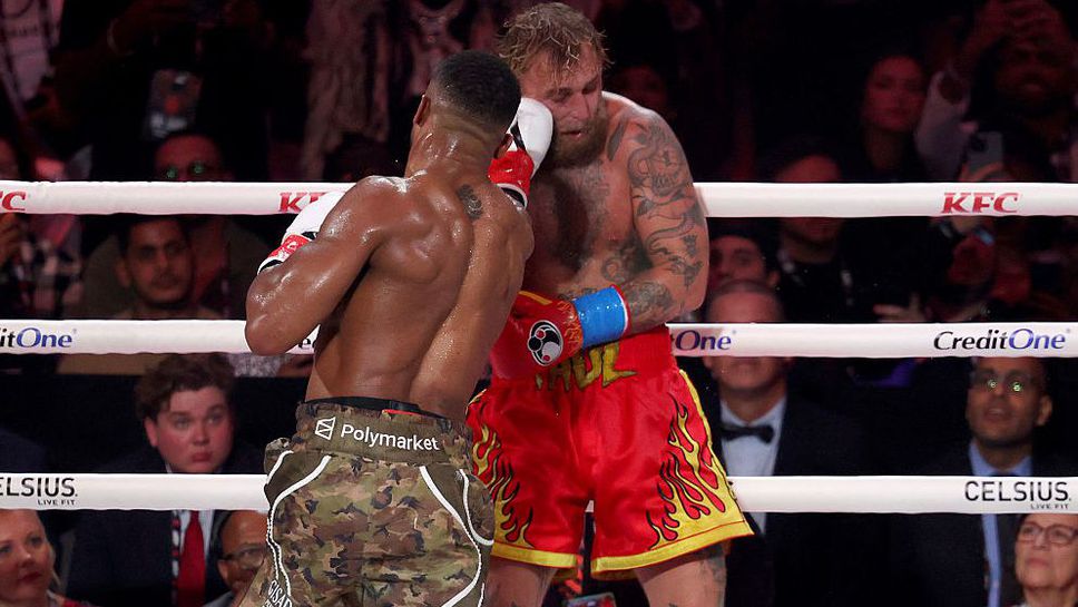 Ютубърът Джейк Пол се изправи срещу бившият световен шампион по