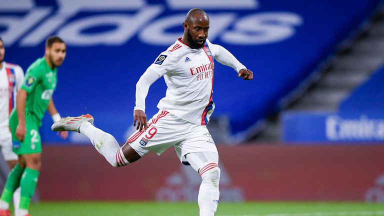  Лион пречупи последния с дузпа 