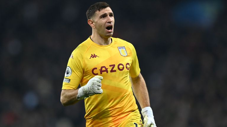  Астън Вила удължи контракта на Мартинес 