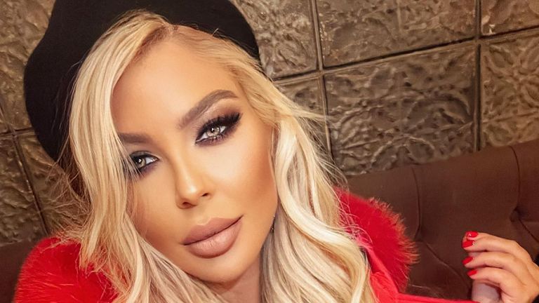 Андреа знае как да привлича вниманието на мъжете и с