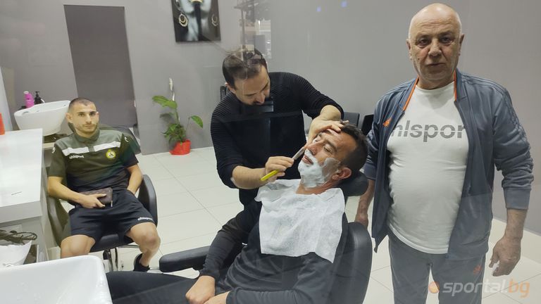 Играещата легенда на Славия Георги Петков се обръсна с бръснач