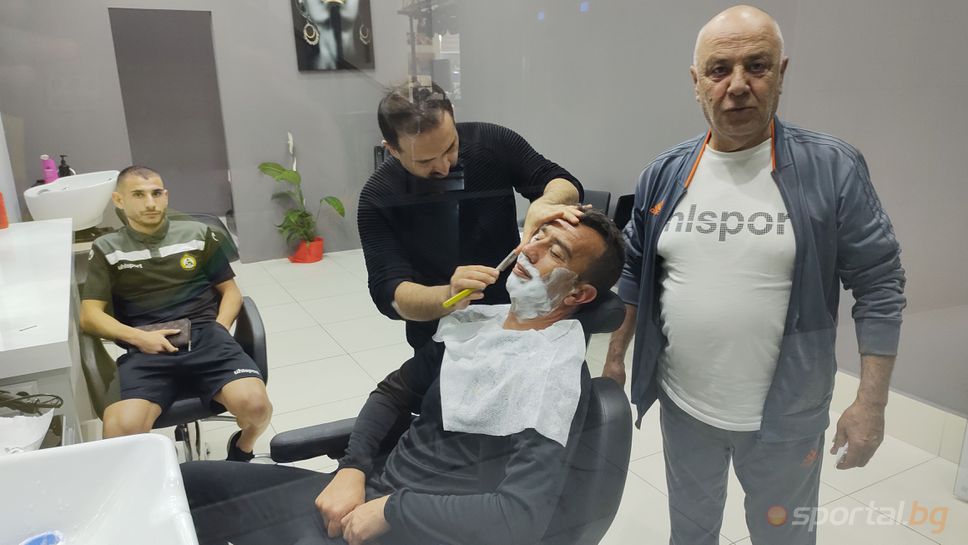 Гошо Петков на бръснар