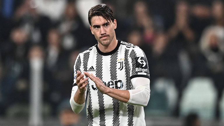 Нападателят на Ювентус Душан Влахович бе поредният футболист който взе