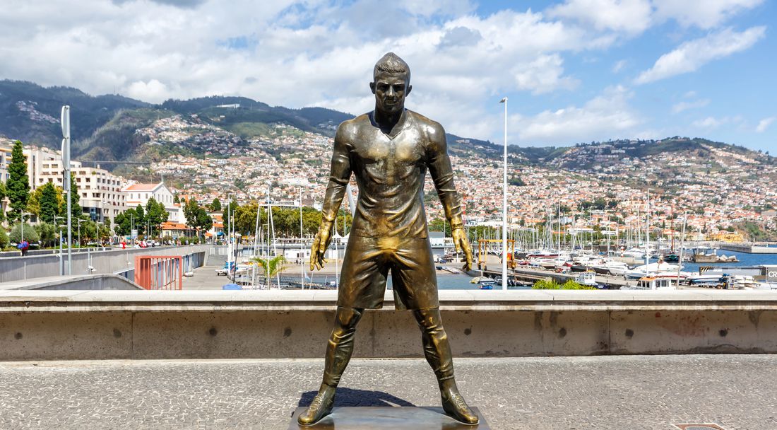 "Последно предупреждение": запалиха статуята на Кристиано Роналдо в Португалия