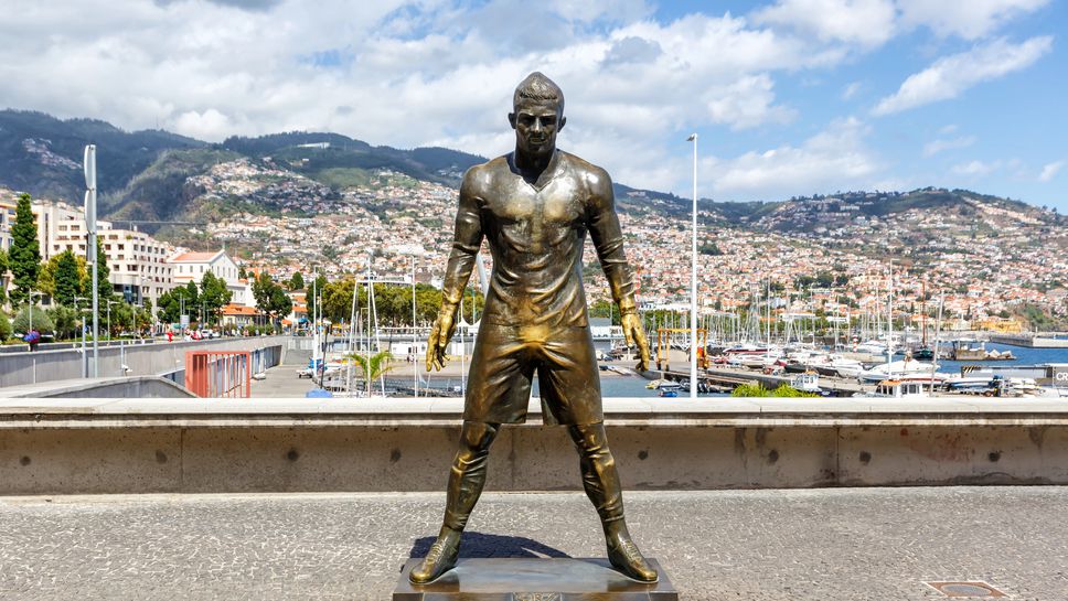 Мъж се засне как подпалва известната статуя на Кристиано Роналдо