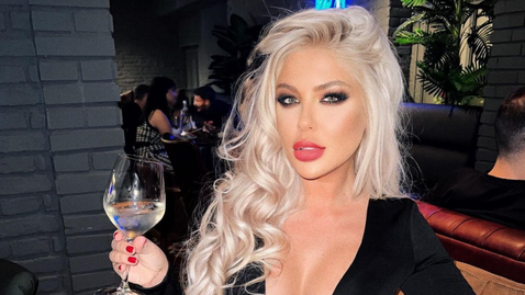 Андреа изкушава от екзотично място