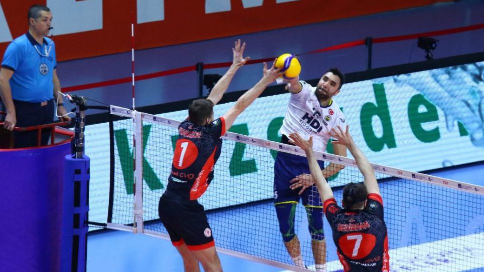 Мартин Атанасов и Зираатбанк загубиха дербито на Турция от Фенербахче