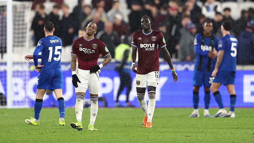 Уест Хам не успя да спечели срещу Борнемут, но добави нова точка в битката за оцеляване