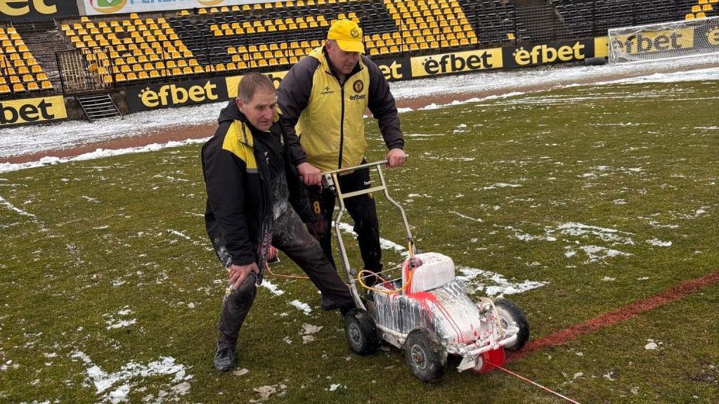 Въпреки снега в Перник: мач между Миньор и Хебър ще има